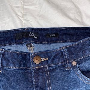 Cropped/ankle dark denim jeans